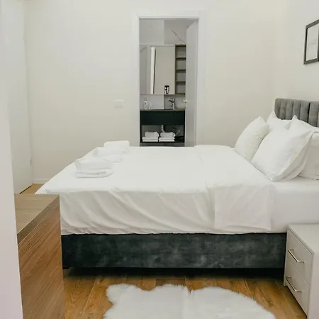 Lindi's 4/4 Tirana